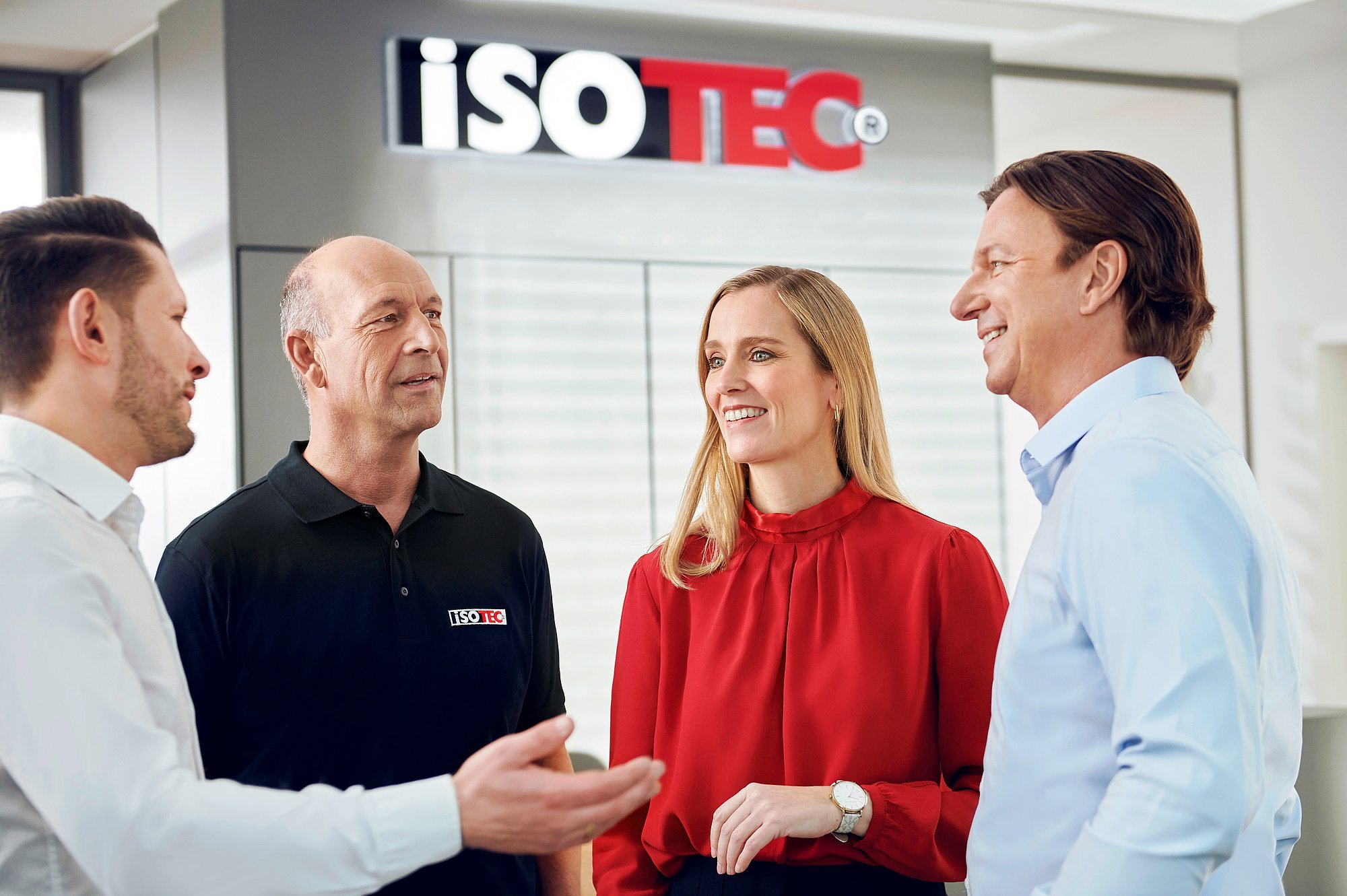 Ein angeregter Austausch zwischen Kollegen aus verschiedenen Unternehmensbereichen in einem ISOTEC-Fachbetrieb