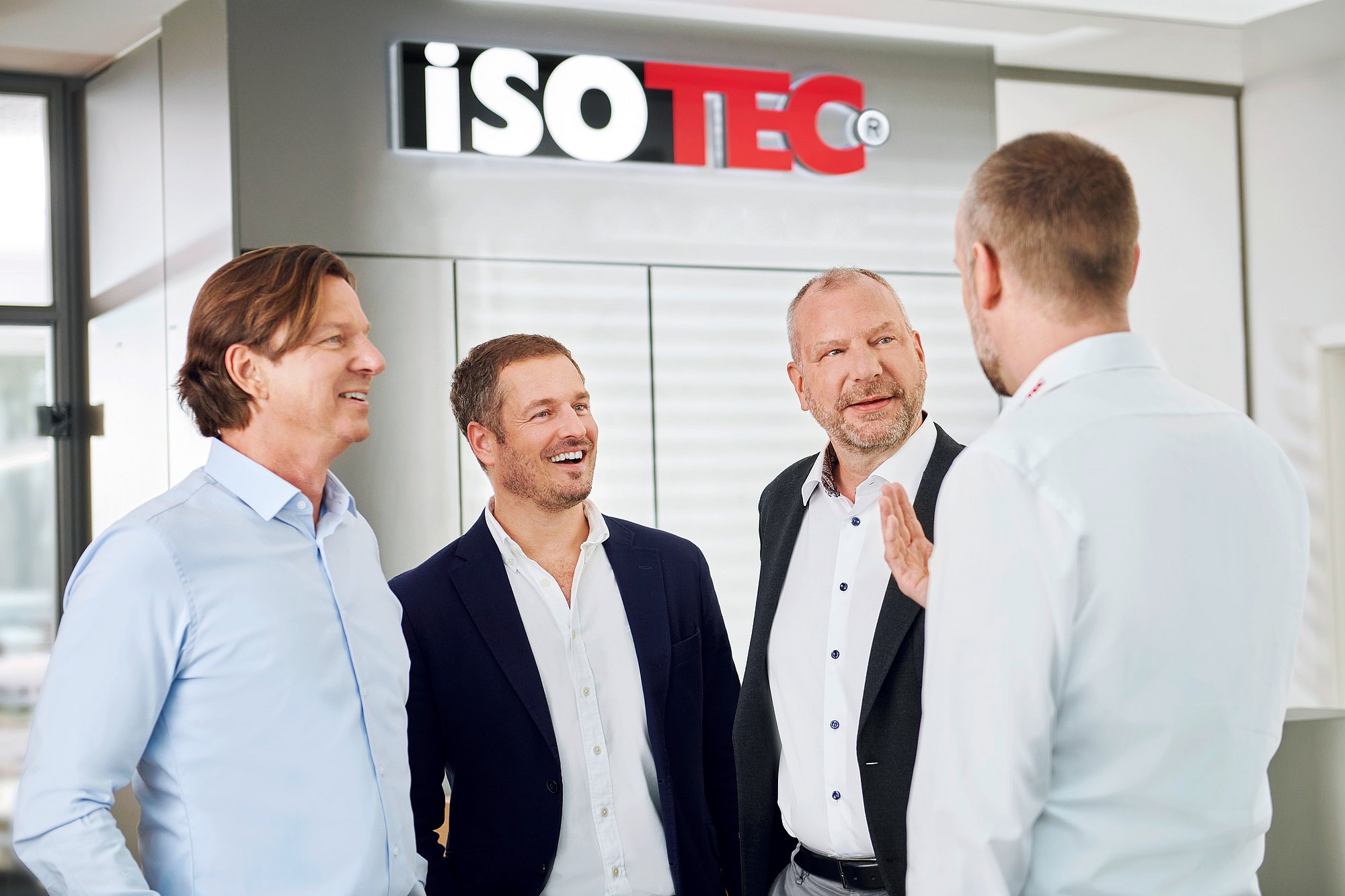 Angeregter Austausch zwischen vier Kollegen aus dem ISOTEC-Verbund